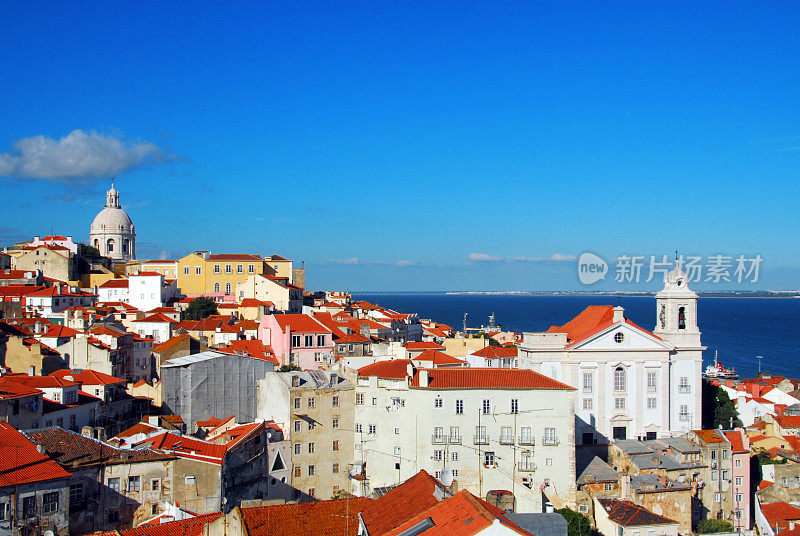 Alfama，里斯本，葡萄牙- Santo Estêvão和Santa Engrácia(国家万神殿)教堂-河塔古斯在背景